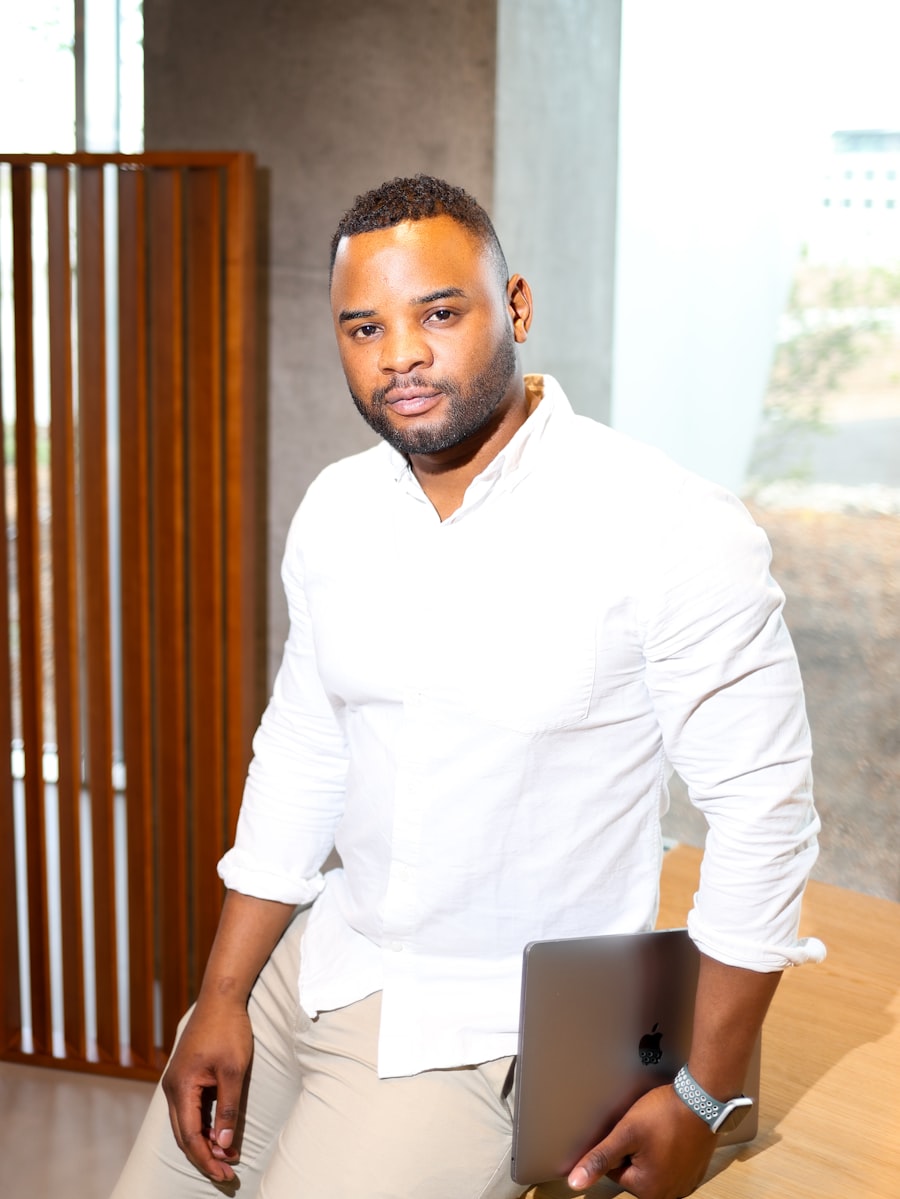 Entrepreneur moderne avec laptop