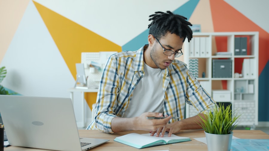 Entrepreneur dans son bureau moderne